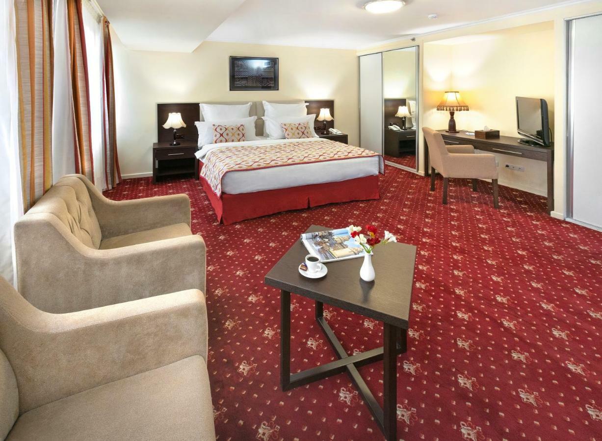 Habitación con cama extragrande.